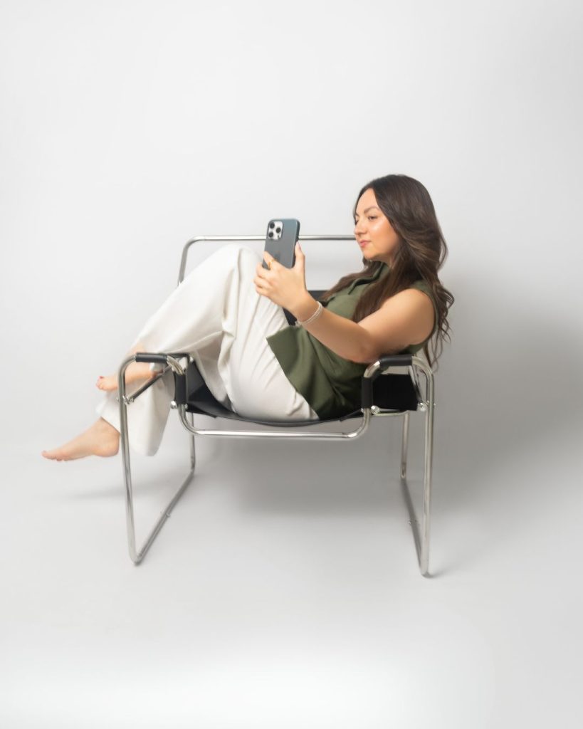 Sara erstellt Content mit dem Smartphone für Instagram Marketing im Beauty Bereich