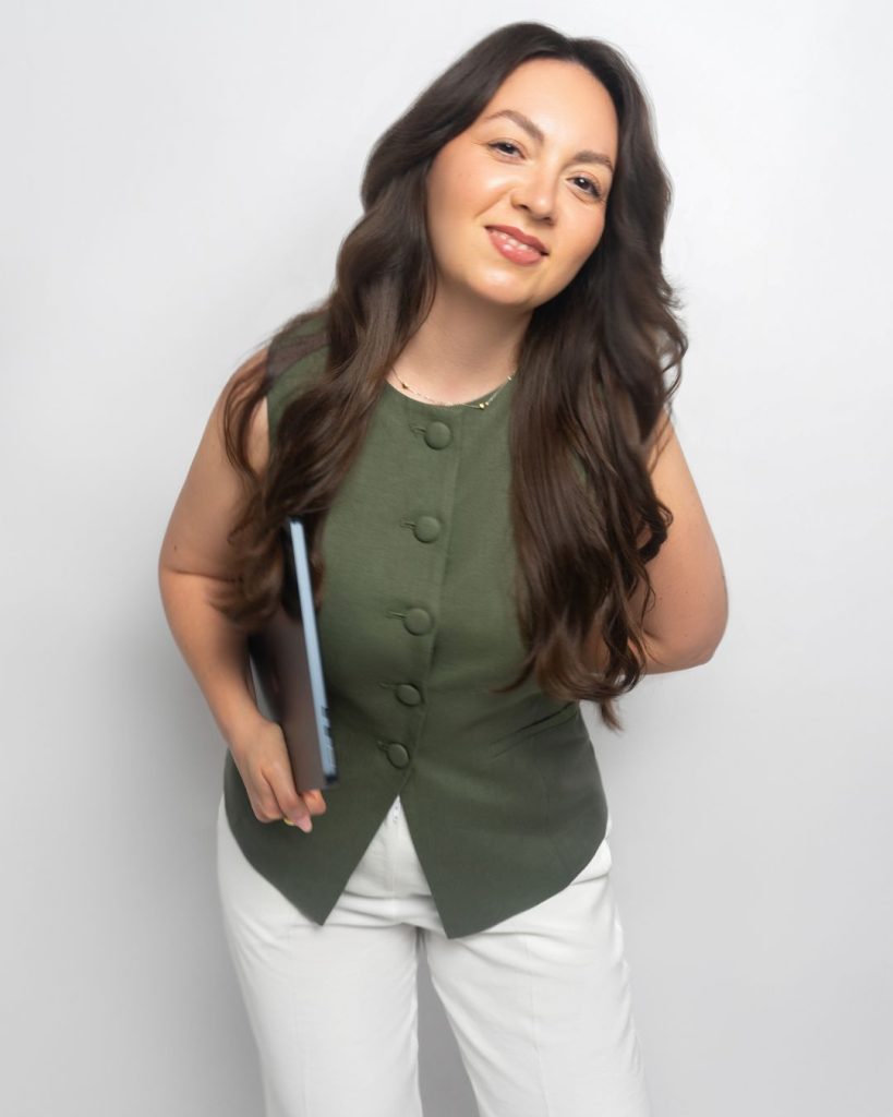 Sara Centonze (Social Media Beratung für Friseure und Beautydienstleister) lächelt in die Kamera